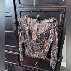 New with tags, stretchy bottom ties in front!